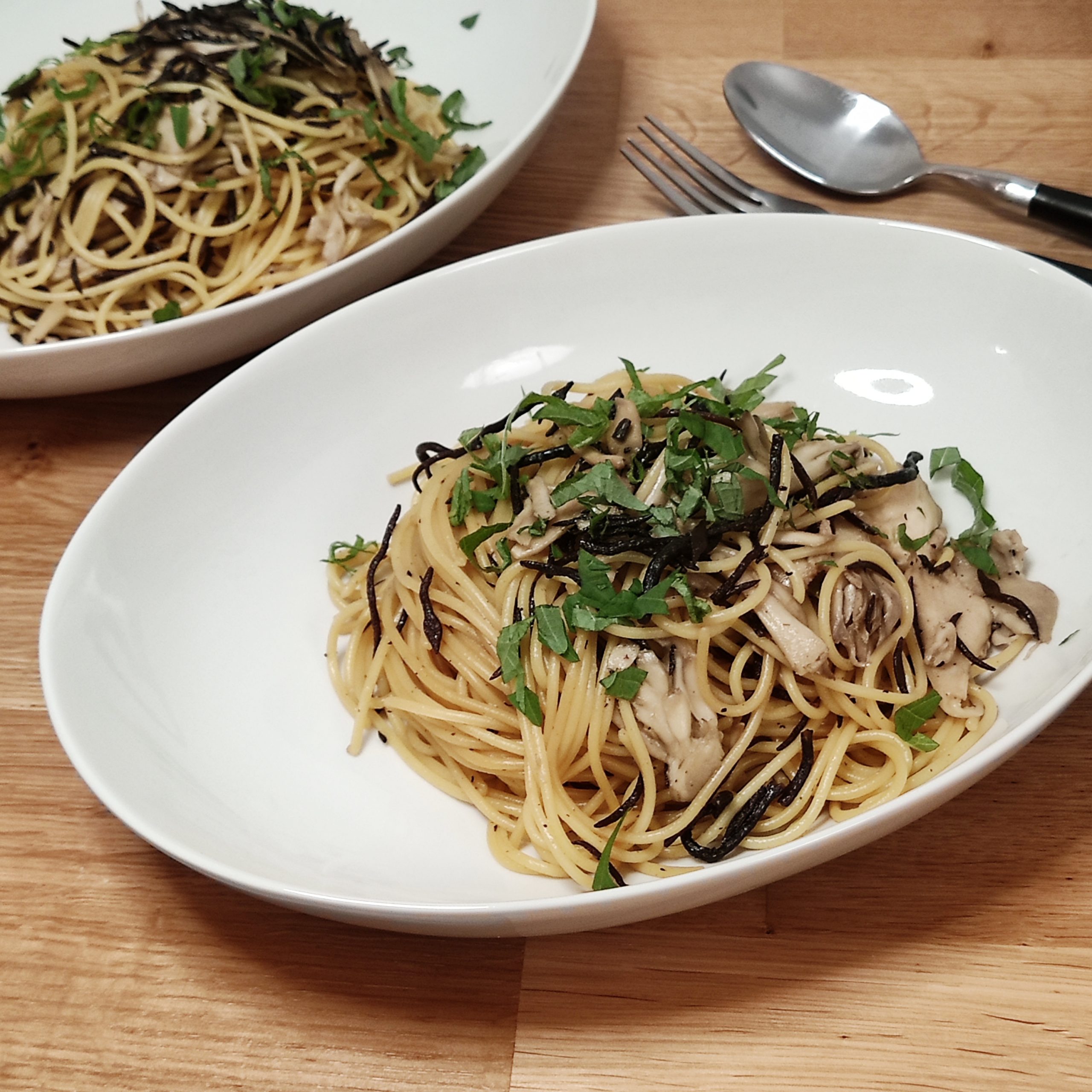 Soy sauce butter pasta with hijiki and mushroom Debbie's adventure 我的小天地
